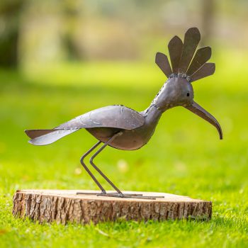 Metalen tuinbeeld van een hop, gemaakt door een Afrikaanse kunstenaar. 